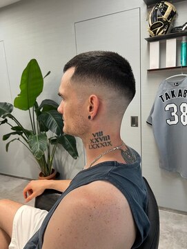 イントロバイフィーネ 渋谷(INTRO . by Fi-Ne) スキンフェードカット/バーバースタイル