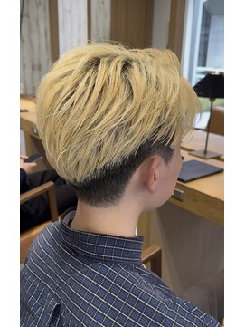 ビビット 大宮店(Vivid) ツートーンショート/ハイトーン刈り上げセンターパート