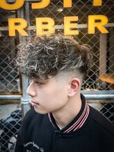 フジヤマ バーバー ショップ(FUJIYAMA BARBER SHOP) スペインカール/ハイライトカラー/スキンフェード/金メッシュ