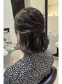 ヘアーデザイン ミヤビ 広尾(HAIR DESIGN MIYABI)&nbsp;イヤリングカラーをいかしたハーフアップのヘアセット。