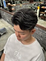 フォーコーナーズカットショップスリーセント 栄(FourCornersCutShop 3/cent)&nbsp;毛流れ/ビジネスサイドパート/金メッシュ/フェザーショート