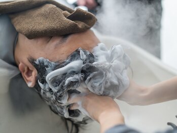 アクトヘアー 大府(Act hair)の写真/カットはもちろんヘッドスパで頭皮ケアもお任せ！落ち着いたリラックス空間でオトコのメンテナンスタイムを