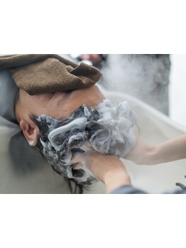 カットはもちろんヘッドスパで頭皮ケアもお任せ！落ち着いたリラックス空間でオトコのメンテナンスタイムを