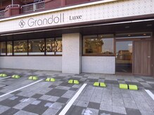 グランドール リュクス(Grandoll Luxe)の雰囲気（停めやすい駐車場完備。満車の際はスタッフにお尋ねください。）