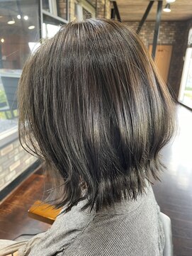 オンザライン(ON THE LINE) 外ハネボブ　透明感オリーブカラー　くびれボブアレンジ