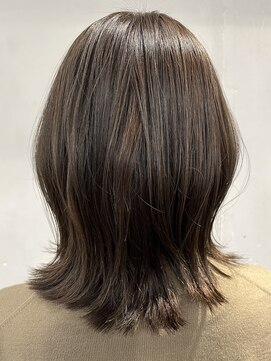 スタンス(stance) 【小顔見え効果】前上がり外ハネミディアムスタイル