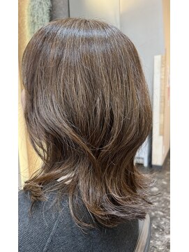 ヒサ(HISA) ハイライトやブリーチなしの白髪ぼかしカラー