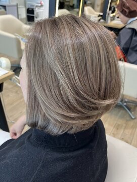 ジュイール(jouir) 三鷹ミディアムボブ白髪ぼかしハイライト大人ショートボブ40代