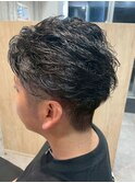 男らしくキマる黒髪ツーブロックで、爽やか×クールな印象◎