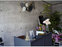 黒とゴールドを基調にした店内です♪