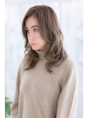 外国人風アッシュカラーで女子力UP…くびれカールセミディ