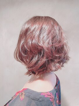 ココンフワット(coconfwat) くびれミディアム無造作ひし形カール30代40代50代