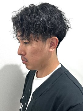 ヒュイル バイ ニアウ(Hwyl by Niau) メンズマッシュパーマニュアンスパーマスパイラルパーマ刈り上げ