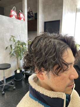 ミスタープラット(Mr.PLAT) センター分けスパイラルパーマ