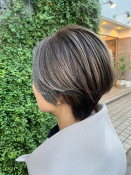 白髪を活かす「脱白髪染めハイライト」で根元が伸びても気になりにくい◎上品な立体感の白髪ぼかしも人気！