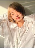 ブロンド　ルーツカラー　前髪パッツン　ブリーチ