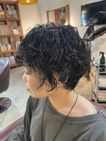ビハインドザカーテン(BEHIND THE CURTAIN) 黒髪ショートウルフ×根本巻きスパイラルパーマ×黒髪ショート