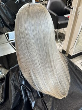 エイチ(H) xブリーチ/イメチェン/ホワイトブロンド/外ハネボブ/美髪/