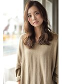 無造作ウェーブで大人上品なこなれ感を