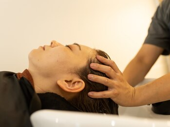 日日ヘアサロンの写真/日々の疲れが気になる方に◎貸切空間のヘッドスパで心も体もリラックスした時間をお過ごしください！
