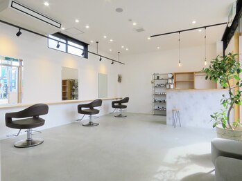 ヘアーリコア(hair recoa)の写真/落ち着きある雰囲気の店内と丁寧なおもてなし&経験豊富なスタイリストがあなたの理想スタイルに…。