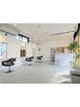 落ち着きある雰囲気の店内と丁寧なおもてなし&経験豊富なスタイリストがあなたの理想スタイルに…。