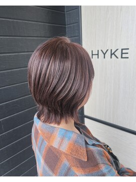 ハイク(HYKE) ショートウルフ/透明感全体カラー/ピンクベージュ