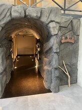 薄い洞窟のような非日常空間で、音楽とともに癒されるシャンプータイム