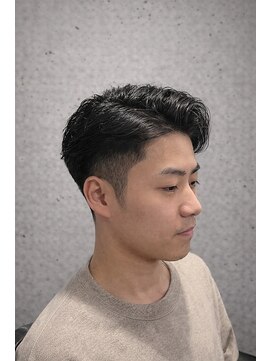 ワンワンオー バーバーショップ 長浜店(@110 BARBER SHOP) ニュアンスセンターパート×ローフェードで魅せる