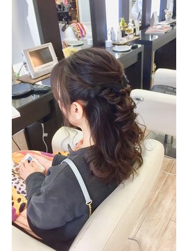 ヘアーアンドメイク シャンプー(hair&make shampoo) ゆる巻きハーフアップ