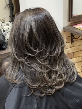 ゼウス(Zeus.) 海外ヘアーハッシュカットレイヤーカット