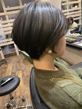 ヨーロー(YOLO)の写真/白髪染めを使わない“ファッションカラーで染める白髪染め”で柔らかい透明感透明感と艶。ミルボン取扱店