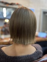 スローネ(THRONE)&nbsp;ボブ／外ハネ／新宿／20代30代／ハイトーン／グレージュ