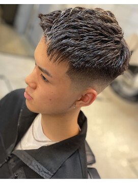 フランクスバーバーリベラルド 横浜(FRANK'S BARBER LIBERALD) フェザーパーマサーフカール刈り上げセンターパート