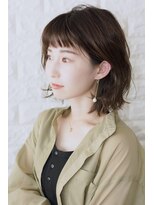 ノイン(noine)&nbsp;“ひし形シルエット”で小顔見せも、絶壁カバーも。