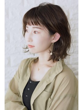 ノイン(noine) “ひし形シルエット”で小顔見せも、絶壁カバーも。