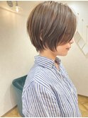 ベージュカラーの美人ショート