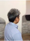 グレイヘアを活かした爽やかスタイル