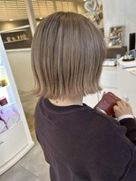 プラス ファースト ヘア(Plus 1st)&nbsp;ミルクティーベージュ×外ハネボブ