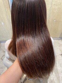 シー 岡崎(,SHE)の写真/一人一人の理想に合わせたダメージレスで自然なストレートを提案◎ワンランク上のしなやかな美髪に－