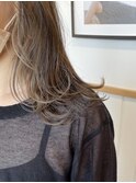 ・ハイトーンベージュのイヤリングカラー
