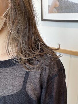 ジジ チーク 栃木(Gigi cheek) ・ハイトーンベージュのイヤリングカラー