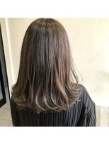 ペネロープ(Penelope)&nbsp;［新宿］極細ハイライト/グレージュ/ミディアム　担当　夕島