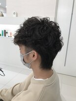 サプール(SAPEUR)&nbsp;強めカールと長め襟足の個性派パーマスタイル