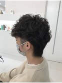 強めカールと長め襟足の個性派パーマスタイル