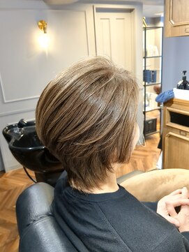 トランク(Trunk) ハイトーン白髪染めショート。【桜木町駅/横浜駅/関内駅】