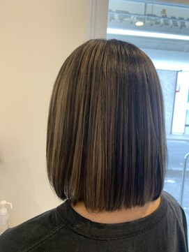 ルルバイアズール 草加店(LULU by azule) アンブレラカラー，ホワイトグレー，ボブ【草加】