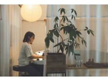ヒト(hito)の雰囲気(やさしい光と木の温もりの中で、リラクゼーションの時間を、、、)