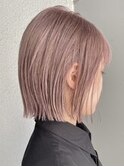 ラベンダーベージュ切りっぱなしボブヘアミルクティーベージュ