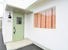 ヘアージスタ(hair JISTA)の雰囲気（白い外観とライトグリーンのドアが目印の≪hair JISTA≫★）